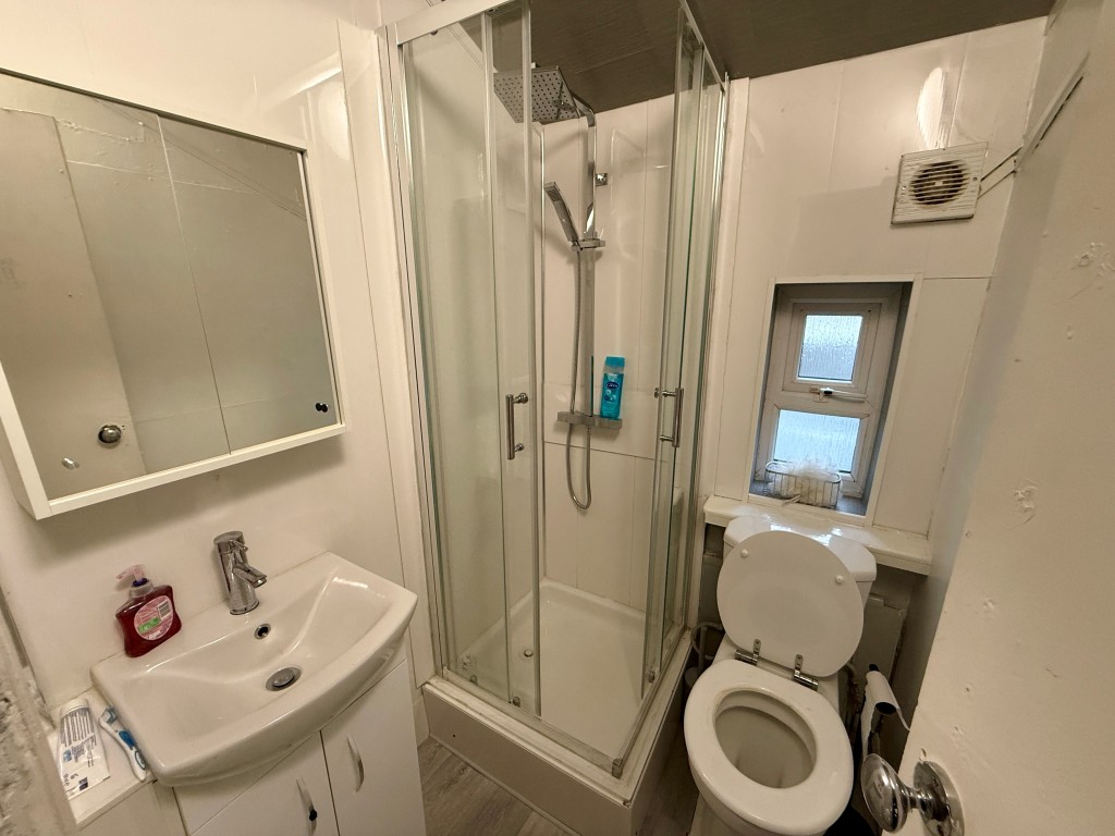 Lot: 136 - FREEHOLD BLOCK OF FLATS FOR INVESTMENT - First floor shower room with W.C.